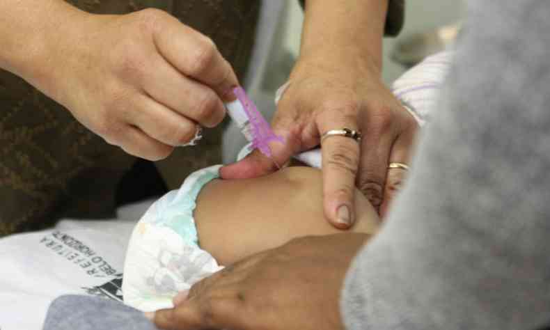 A forma mais eficaz de se evitar a doena  por meio da vacinao(foto: Edesio Ferreira/EM/D.A Press)