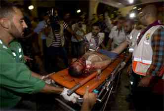  Segundo os servios de resgate em Gaza, pelo menos dez pessoas ficaram feridas. Na foto, um homem  socorrido no hospital Al-Shifa (foto: AFP PHOTO / MAHMUD HAMS )