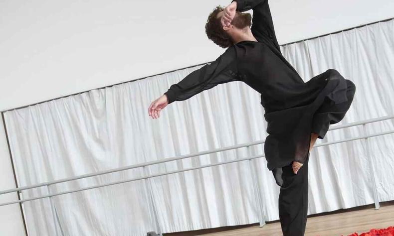 Bailarino faz performance do espetculo ''Primeiro Ato 40 anos - Tecidos na pele''