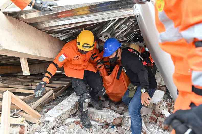 Socorristas resgatam corpo em escombros do terremoto na Indonsia