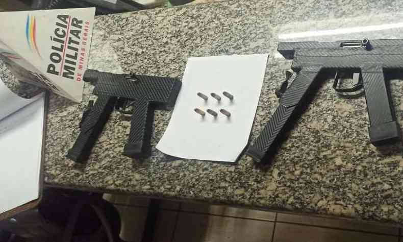 Policiais encontraram duas pistolas de fabricação artesanal, ambas de calibre 9mm, com carregadores alongados, munição. (foto: Divulgação/PM)