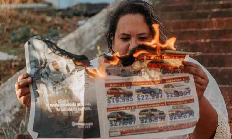 Jssica Balbino com um jornal em chamas