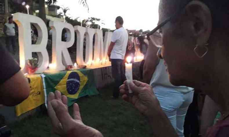 Com velas e flores, moradores se renem para homenagear vtimas do desastre de Brumadinho(foto: Jair Amaral/EM/D.A Press - 29/01/2019)