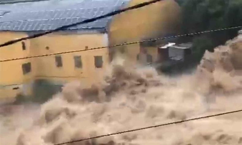 Correnteza próxima a imóveis de Petrópolis(foto: Reprodução da internet/Twitter) Vídeo petrópolis