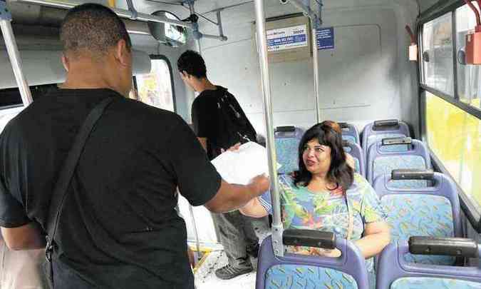 Com 51 anos e constrangido, C.M.R procura trabalho em BH e pede oportunidade a passageiros em nibus(foto: Cristina Horta/EM/D.A Press)