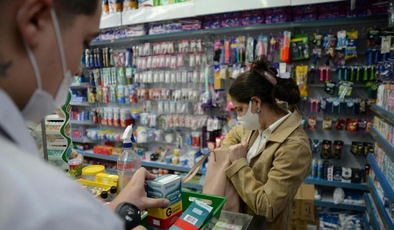 A mudança na tributação nos estados, entre eles Minas Gerais, vai se somar ao reajuste anual de preços autorizado a partir de 1º de abril para todo o país(foto: Túlio Santos/EM/D.A Press) Mulher compra medicamentos em farmácia.