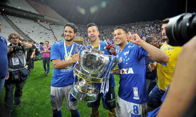 Em 2018, o Cruzeiro comemorou o hexacampeonato da Copa do Brasil, tendo a taa levantada por Leo, Fbio e Henrique (foto: Gladyston Rodrigues/EM/D.A Press %u2013 17/10/18)