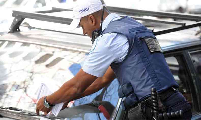 Agente da Guarda Municipal flagra infrao no Centro de BH: mais de 54 mil multas j foram aplicadas pela corporao este ano na capital(foto: Leandro Couri/EM/D.A Press)