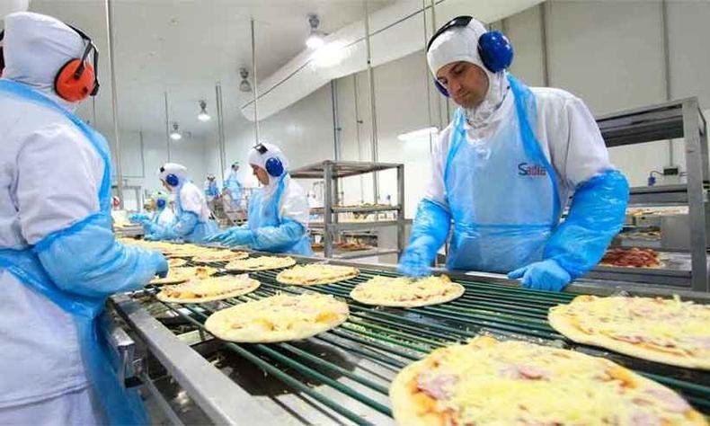 Linha de produ��o da maior f�brica de pizzas do Brasil, da BRF, em Ponta Grossa, no Paran�, de onde saem cerca de 6 mil pizzas por hora (foto: BRF/Divulga��o)