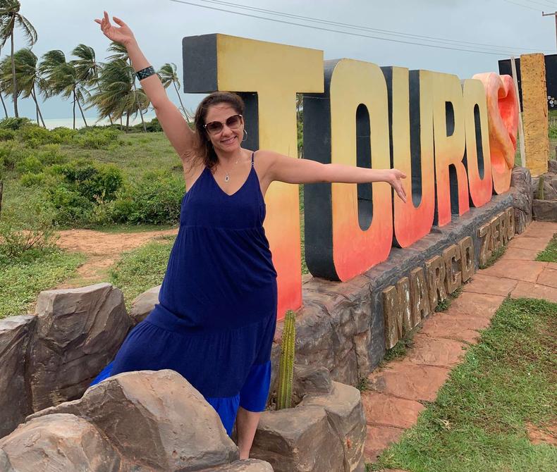 Isabella Ricci posa em escultura com o nome de Touros (RN)