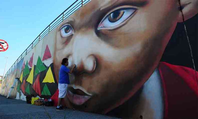 O artista Hely Costa se inspirou na cultura africana para desenhar na fachada do Viaduto Moambique um menino negro com olhos que acompanham quem passa pelo local(foto: Gladyston Rodrigues/EM/DA Press)