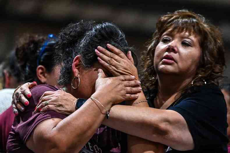 Mulher chora durante vigília pelos mortos na escola do Texas