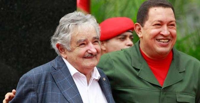 Mujica e Ch�vez, em 2010(foto: REUTERS/Jorge Silva )