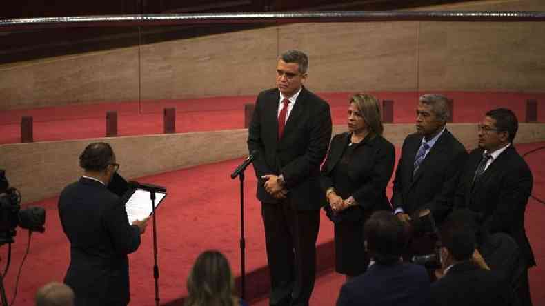 A Assembleia juramentou os novos magistrados da Cmara Constitucional de El Salvador logo aps a destituio dos membros anteriores(foto: Getty Images)
