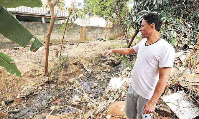 Alex Penido mostra o crrego que recebe lixo e esgoto na Vila Prola, em Contagem(foto: Euler Jnior/EM/D.A PRESS)