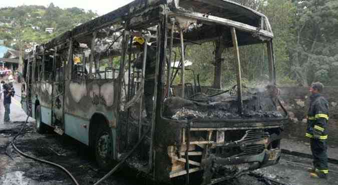 Vrios nibus foram incendiados durante a onda de violncia em Santa Catarina(foto: Cristiano Estrela/Dirio Catarinense)