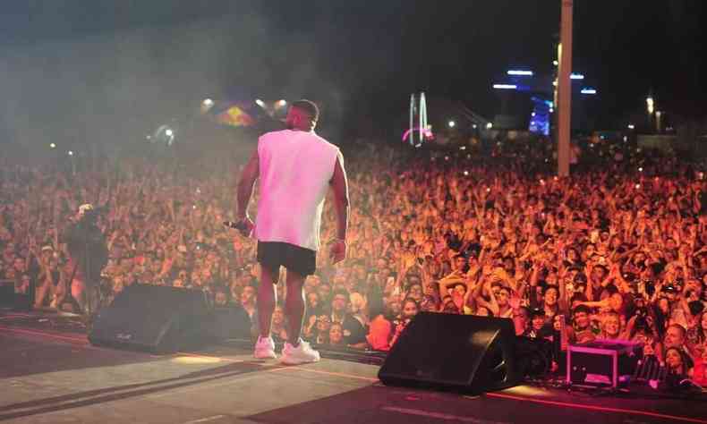 Baco Ex do Blues, de costas no palco, diante da multido que foi v-lo cantar no Mineiro, em BH