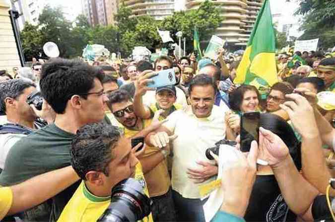 Tucano  cercado e ovacionado em BH por manifestantes aos gritos de: 