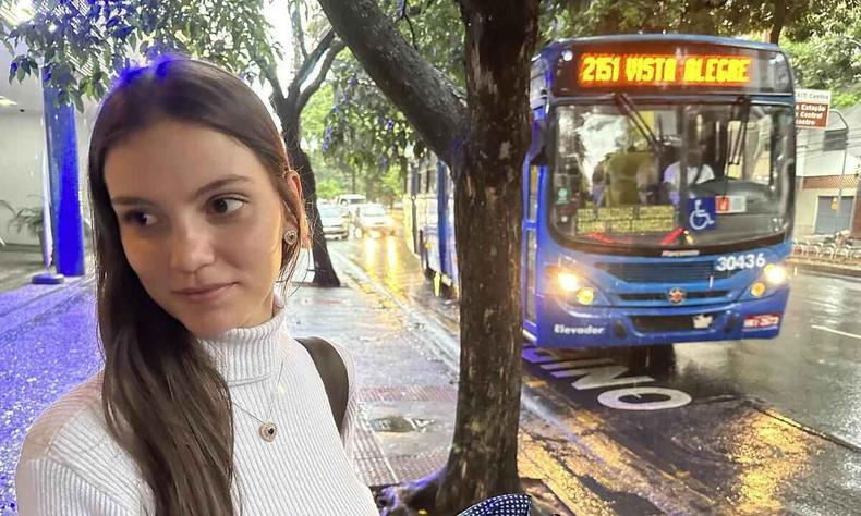 Ana Luiza Neiva espera em ponto de nibus enquanto o transporte coletivo passa ao fundo