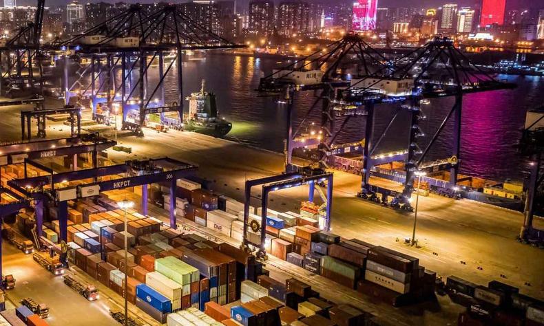 Porto de Haikou, no Sul da China(foto: China Out/AFP) Esta foto aérea tirada em 13 de fevereiro de 2023 mostra contêineres no porto de Haikou, na província de Hainan, no sul da China.