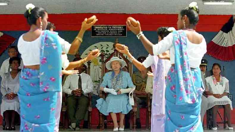 Danarinas se apresentam para a rainha em Punta Gorda, Belize, 1994