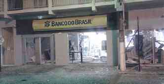 Agncia do Banco do Brasil, em Arajos, ficou completamente destruda pela exploso(foto: Polcia Militar/Divulgao)