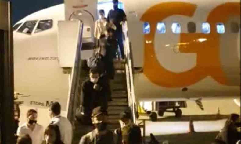 Passageiros desembarcam de voo da Gol em Guarulhos aps atraso