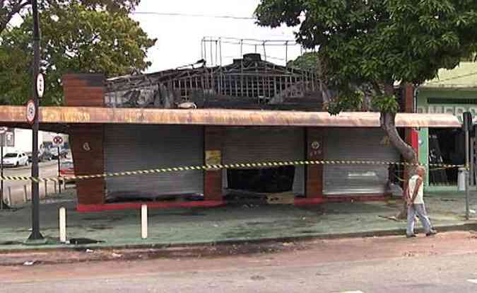 Os bombeiros usaram cerca de 15 mil litros de gua na extino do incndio e rescaldo(foto: Reproduo TV Alterosa)