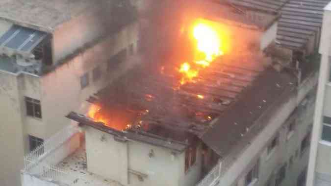 As chamas destruram um telhado no segundo pavimento do imvel (foto: Mariah de Mello/Divulgao)