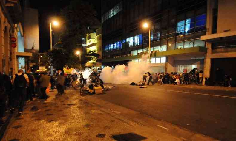 Manifestantes deixam o hotel em que se abrigaram durante conflito com a Polcia Militar(foto: Marcos Vieira/EM/D.A. Press)