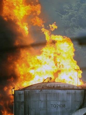 Incêndio teve início às 10h da manhã de ontem e ainda bloqueia um dos acessos ao Porto de Santos(foto: AFP PHOTO/IVAN STORTI ) Incêndio teve início às 10h da manhã de ontem e ainda bloqueia um dos acessos ao Porto de Santos(foto: AFP PHOTO/IVAN STORTI )