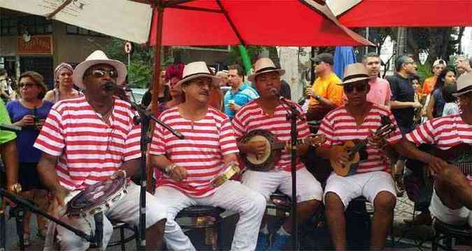 Folies se divertem ao som de sambas-enredos na Major Lopes (foto: Mrcia Maria Cruz/EM/DA Press)