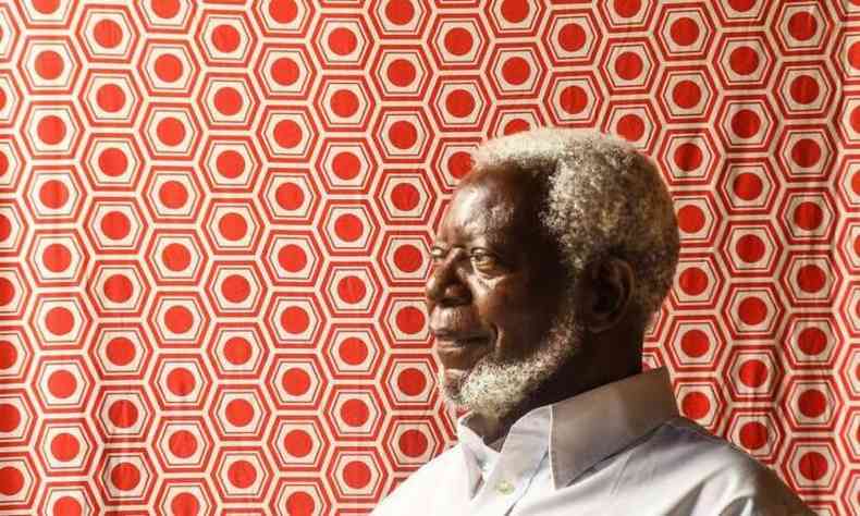 Kabengele Munanga  um homem negro de cabelos crespos grisalhos. Na imagem, ele olha para um ponto distante, veste uma camisa bege e, ao fundo, est uma parede de ladrilhos vermelhos