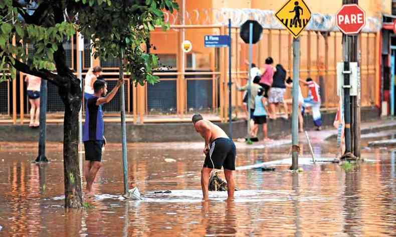 Cenas das chuvas torrenciais de 2020 em BH: moradores do Bairro Betnia em meio aos alagamentos na Teresa Cristina (foto: Gladyston Rodrigues/EM/D.A Press - 15/1/20)