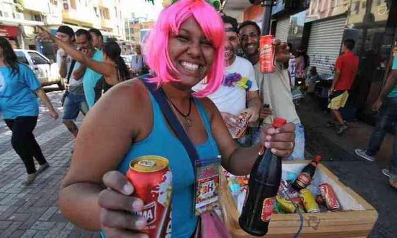 Prefeitura de Belo Horizonte publicou, nessa quinta-feira (17), o edital de credenciamento de ambulantes para o Carnaval de 2023(foto: Rodrigo Clemente/EM/D.A Press) Ambulante durante Carnaval de BH