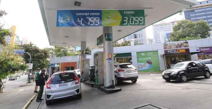 Recomendação aos motoristas é para que não encham o tanque, porque tendência é de queda nos preços(foto: Beto Novaes/EM/D.A Press) Recomendação aos motoristas é para que não encham o tanque, porque tendência é de queda nos preços(foto: Beto Novaes/EM/D.A Press)