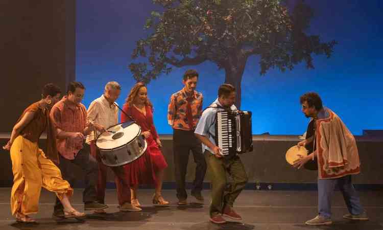 Sete atores cantam e danam ao som da sanfona em cena do musical  'Dominguinhos: isso aqui t bom demais'