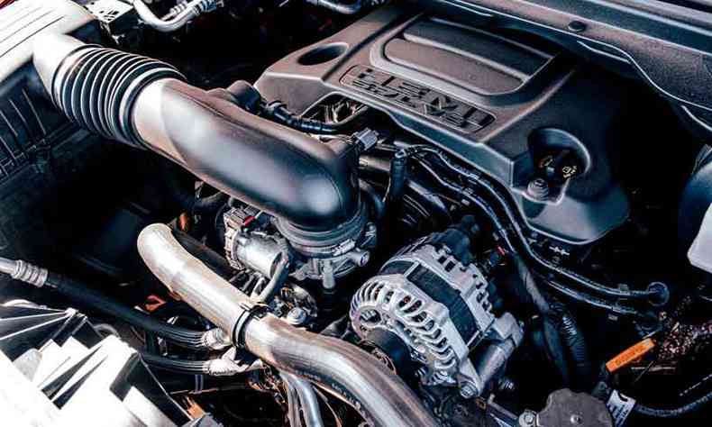 O motor Hemi V8 de 5.7 litros, 400cv e 56,7kgfm de torqque, proporciona respostas muito rpidas e chama a ateno pelo ronco(foto: Jorge Lopes/EM/D.A Press)