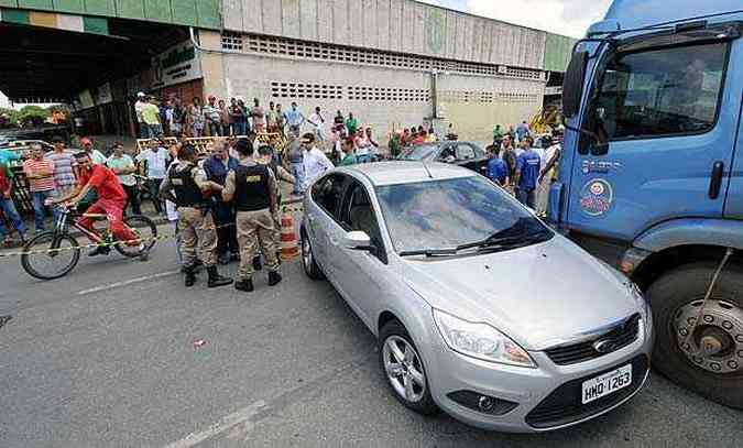 O carro do policial chegou a bater em um caminho dentro da Ceasa(foto: Beto Magalhes/EM/D.A.Press)