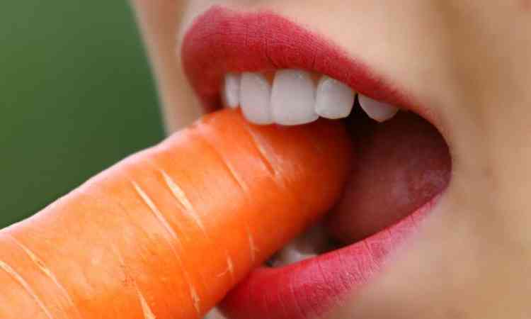 moa come uma cenoura crua