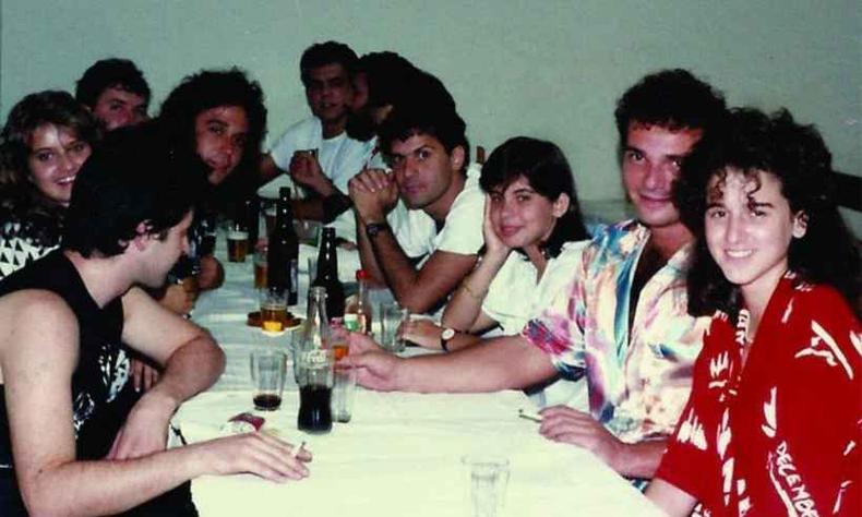 Cazuza ao lado de sua banda e grupo de amigos de Araxá, em pizzaria da cidade (foto: Maria Rita/Arquivo Pessoal) Cazuza ao lado de sua banda e grupo de amigos de Araxá, em pizzaria da cidade (foto: Maria Rita/Arquivo Pessoal)