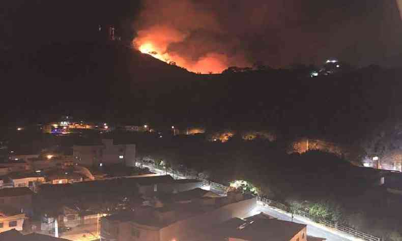 Fogo em mata de Itajub ameaa casas residenciais(foto: CBMMG)