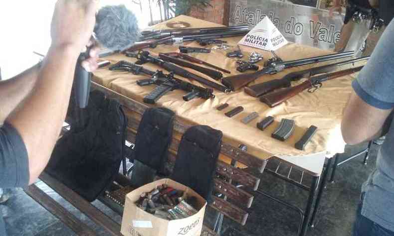 Armas estavam escondidas em uma parede falsa da residncia(foto: Divulgao/Polcia Militar de Minas Gerais)