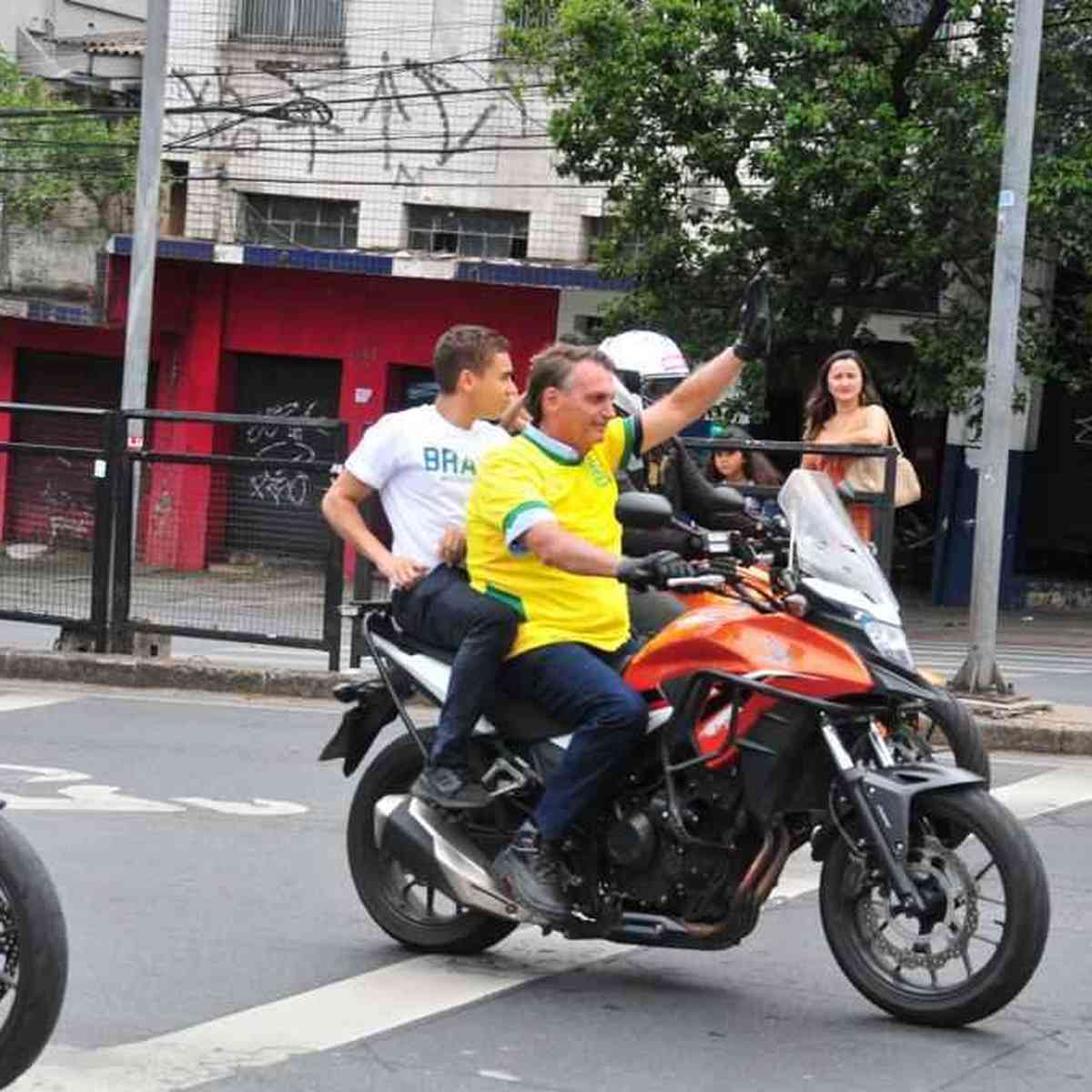 Bolsonaro inclui dar grau com a moto entre serviços essenciais