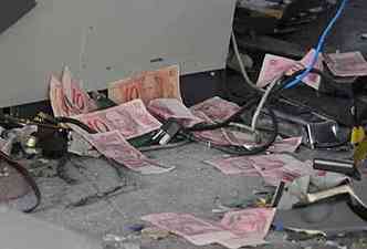 Dinheiro espalhado por causa do impacto da exploso desta segunda-feira(foto: Paulo Filgueiras/EM DA Press)