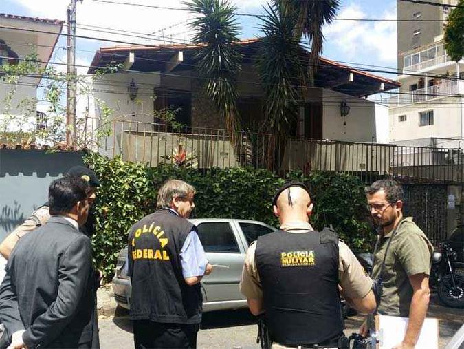 Policiais militares e federais em frente à produtora Neutra, no Bairro Cruzeiro, Região Centro-Sul de Belo Horizonte(foto: Paulo Filgueiras/EM/D.A Press) Policiais militares e federais em frente à produtora Neutra, no Bairro Cruzeiro, Região Centro-Sul de Belo Horizonte(foto: Paulo Filgueiras/EM/D.A Press)