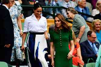 Meghan Markle, mulher do prncipe Harry, e Kate Middleton, mulher do prncipe William, em Winbledon, assistindo  final entre Federer e Djokovic(foto: Lanzo/Hugo Boss/Divulgao)