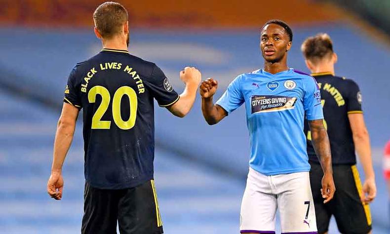 Jogadores dos dois times tiveram seus nomes substituídos nas camisas pela frase Jogadores dos dois times tiveram seus nomes substituídos nas camisas pela frase