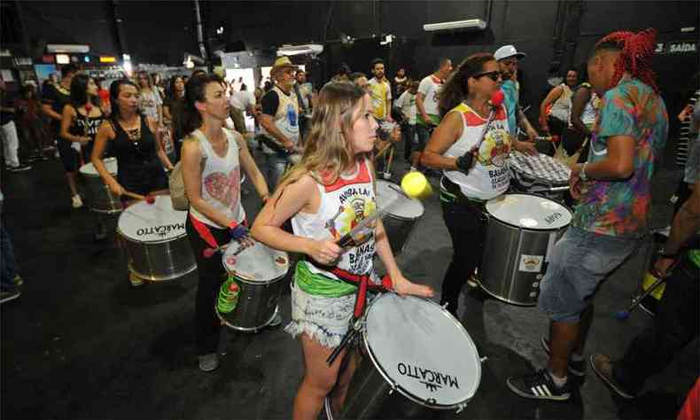 Aules gratuitos de percusso e dana marcaram o aquecimento para o carnaval com participao de grupos que arrastam multides(foto: Juarez Rodrigues/EM/DA Press)