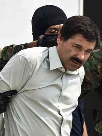 El Chapo  escoltado por fuzileiros em 22 de fevereiro de 2014, na Cidade do Mxico (foto: AFP PHOTO / RONALDO SCHEMIDT )